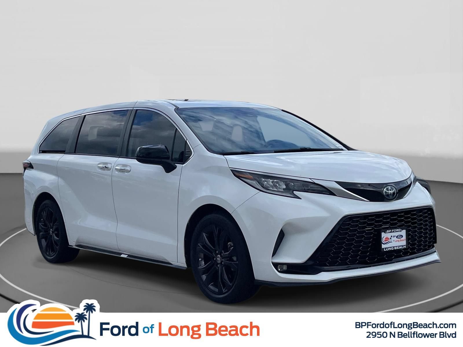 Used 2023 Toyota Sienna XSE FWD image 1