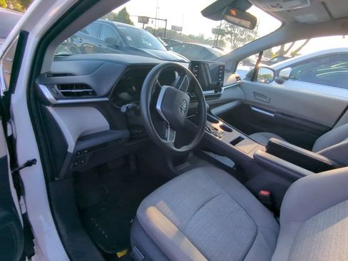 Used 2021 Toyota Sienna LE FWD image 7