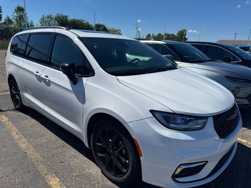 Used 2025 Chrysler Pacifica Limited FWD image 28