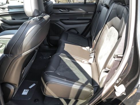 New 2025 Jeep Grand Cherokee Altitude image 15