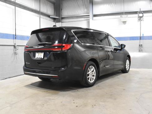 Used 2023 Chrysler Pacifica Touring-L FWD image 27