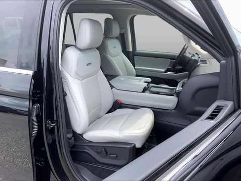 Used 2025 Ford Expedition Platinum w/ Driver's Package AWD/4WD image 9