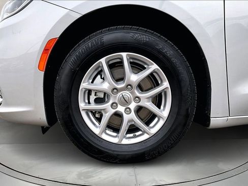 Used 2024 Chrysler Pacifica Touring-L image 29