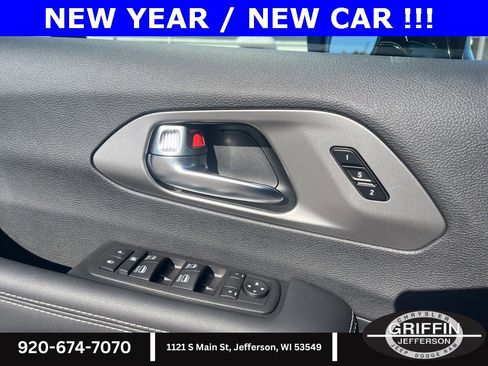 Used 2025 Chrysler Pacifica Select image 15