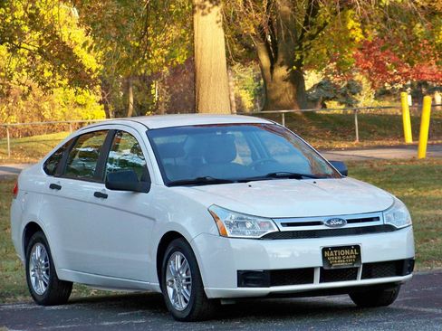 Used 2010 Ford Focus SE FWD image 3