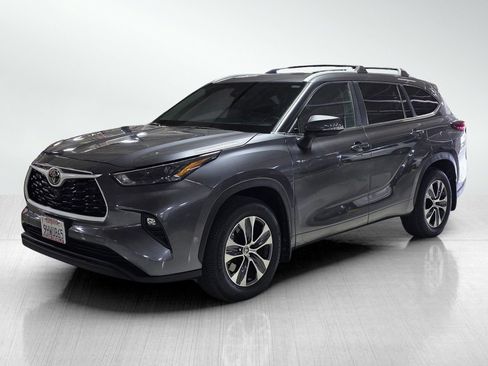 Used 2023 Toyota Highlander XLE FWD image 3