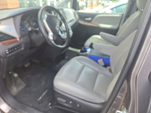 Used 2015 Toyota Sienna Limited Premium FWD image 7