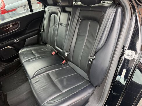Used 2018 Lincoln Continental Select w/ Continental Climate Package AWD/4WD image 7