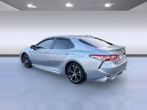 Used 2020 Toyota Camry SE image 3