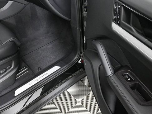 Used 2025 Porsche Cayenne Coupe image 27