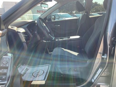 Used 2023 Nissan Rogue SV FWD image 8