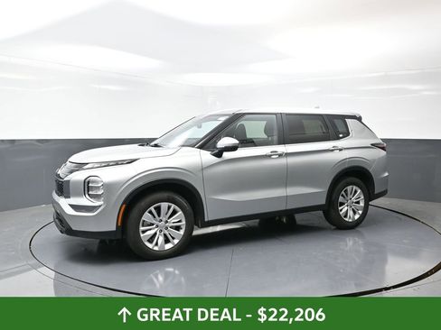 Used 2025 Mitsubishi Outlander ES image 9