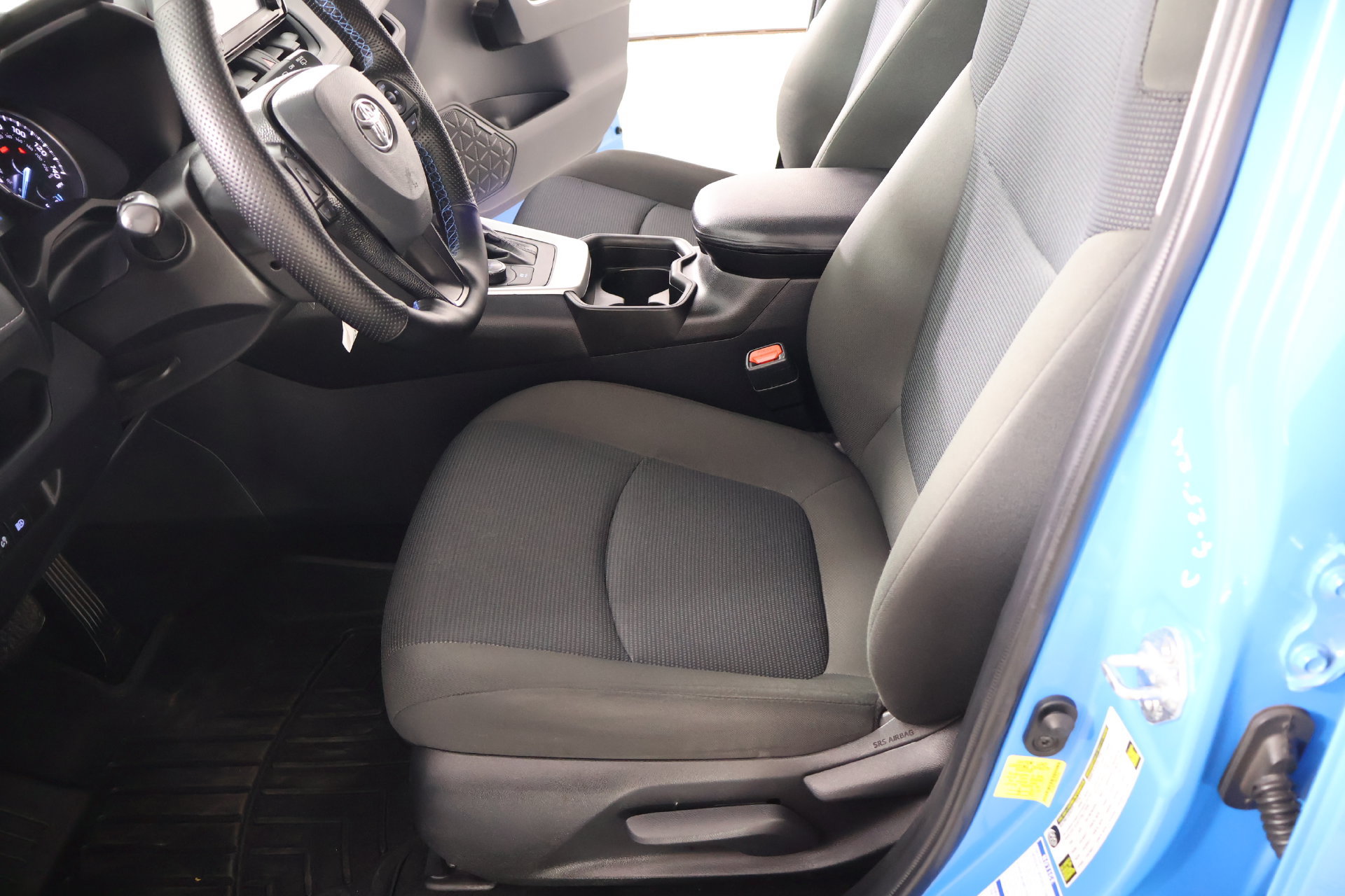 Used 2021 Toyota RAV4 LE AWD/4WD image 10