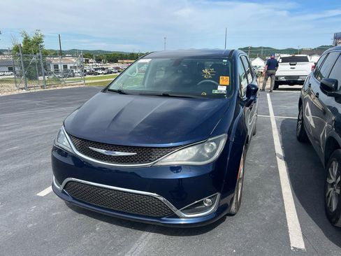 Used 2018 Chrysler Pacifica Touring Plus w/ Tire & Wheel Group FWD image 1