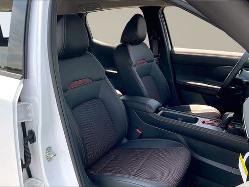 New 2025 Nissan Kicks SR image 8