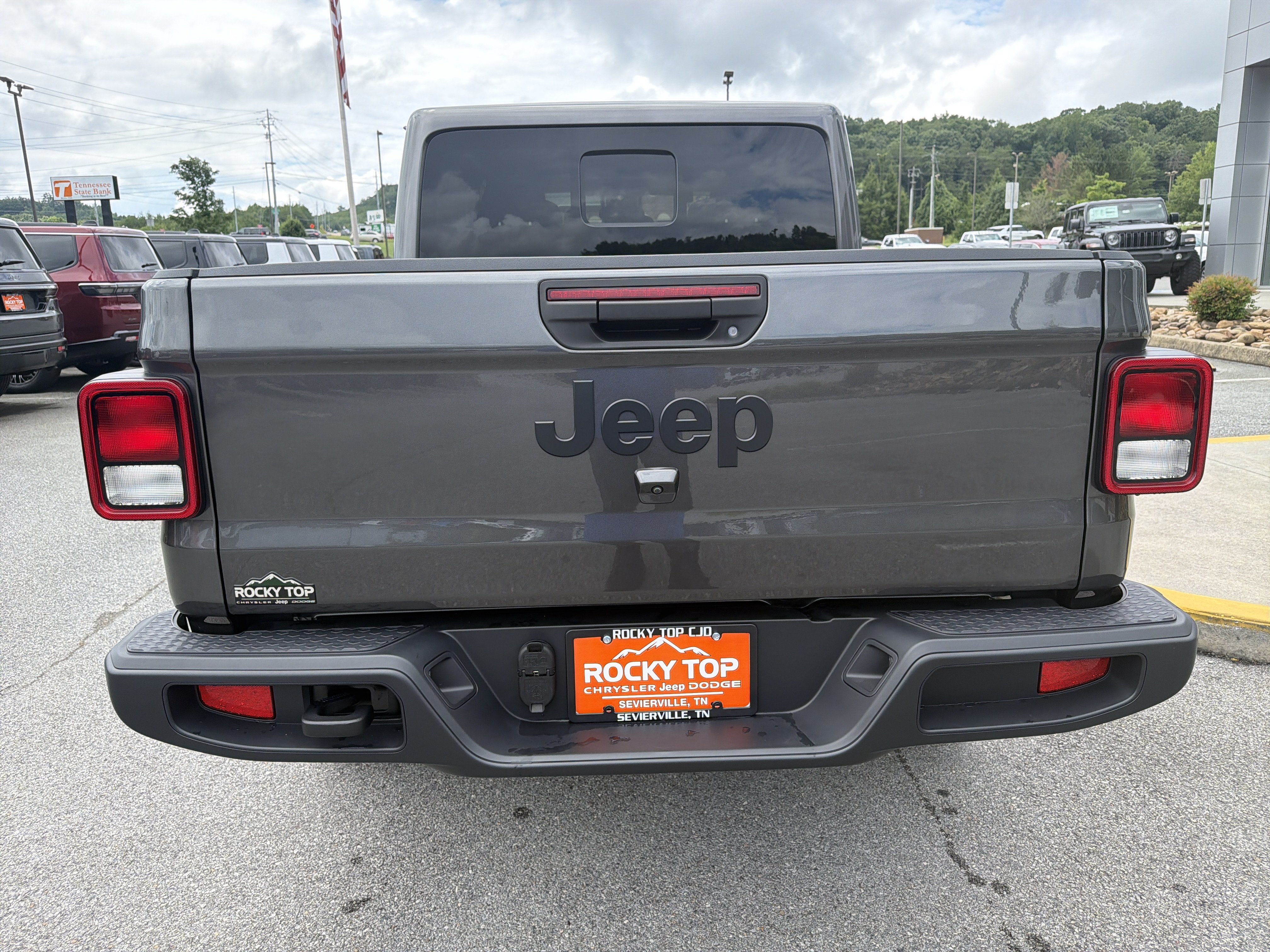 Used 2025 Jeep Gladiator Sport AWD/4WD image 5