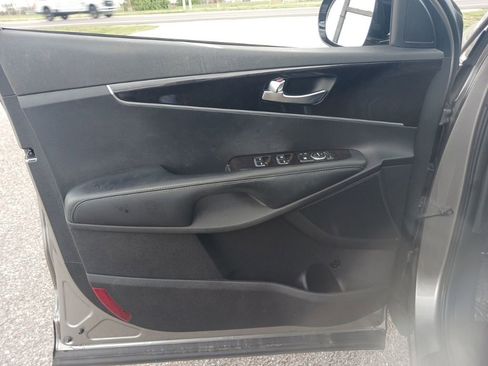 Used 2017 Kia Sorento FWD image 11