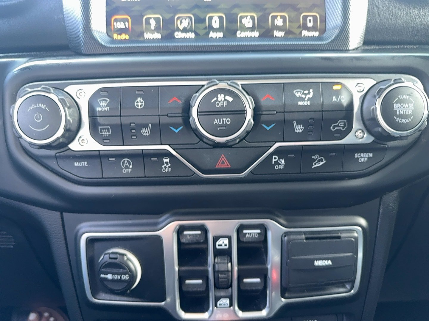 Used 2018 Jeep Wrangler Unlimited Sahara w/ Uconnect 4C Nav & Sound Group AWD/4WD image 24