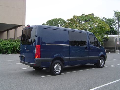 Used 2019 Freightliner Sprinter 2500 RWD image 4