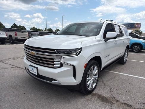 Used 2023 Chevrolet Suburban High Country w/ Premium Package 2 AWD/4WD image 2