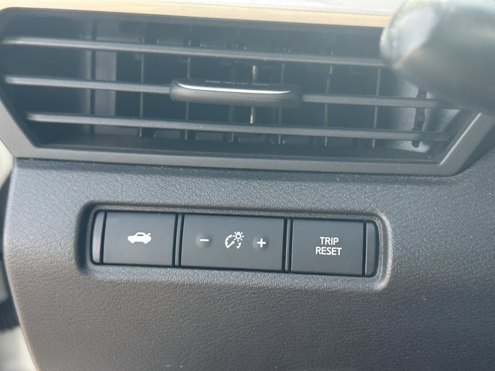 Used 2025 Nissan Altima 2.5 SV AWD/4WD image 17