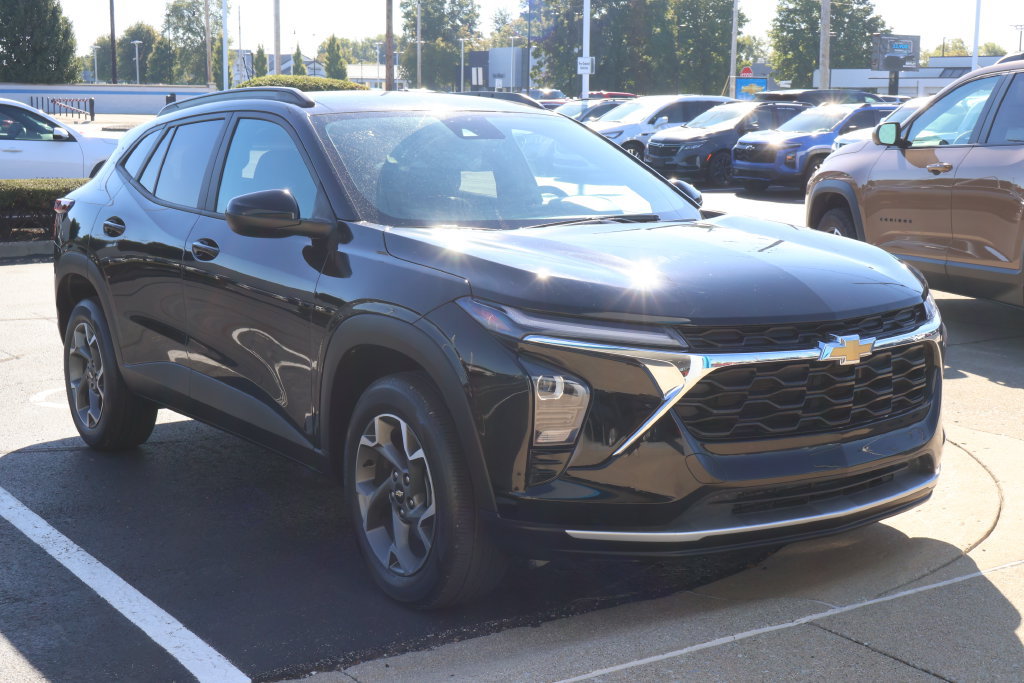 Used 2025 Chevrolet Trax LT FWD image 3