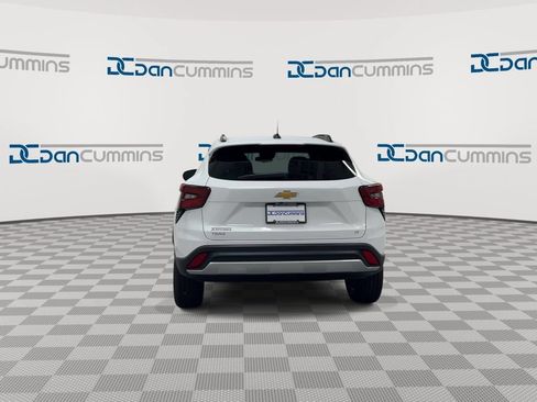 Used 2025 Chevrolet Trax LT FWD image 7