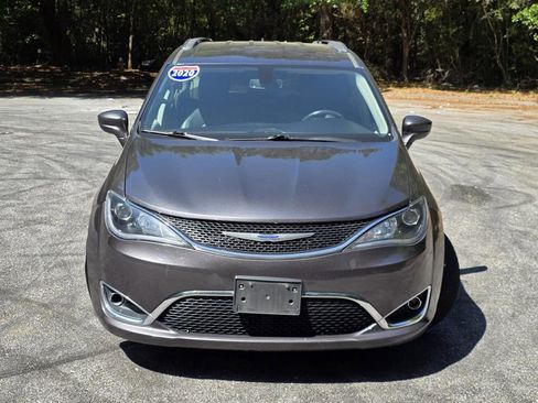 Used 2020 Chrysler Pacifica Touring-L FWD image 2