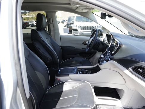 Used 2024 Chrysler Pacifica Limited FWD image 23
