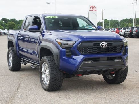 Used 2025 Toyota Tacoma TRD Off-Road AWD/4WD image 23