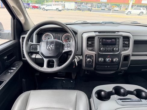 Used 2019 RAM 1500 Tradesman w/ Chrome Appearance Group RWD image 32