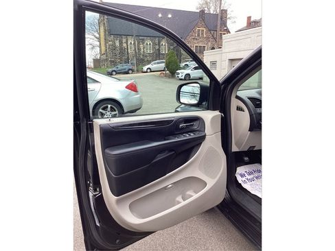Used 2019 Dodge Grand Caravan SE w/ UConnect Hands-Free Group image 18