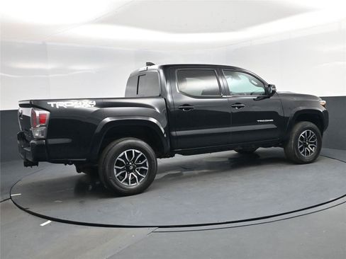 Used 2021 Toyota Tacoma TRD Sport w/ TRD Premium Sport Package image 4