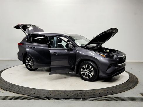 Used 2022 Toyota Highlander XLE image 9