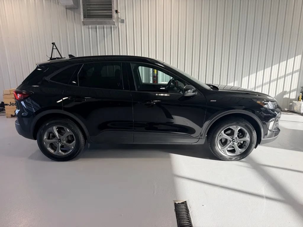 Used 2025 Ford Escape ST-Line Select AWD/4WD image 2