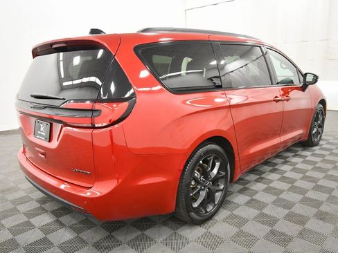 Used 2025 Chrysler Pacifica Limited image 8