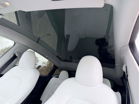 Used 2024 Tesla Model Y Long Range image 19