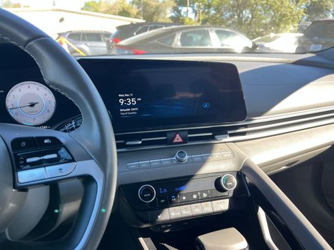 Used 2025 Hyundai Elantra SEL image 17