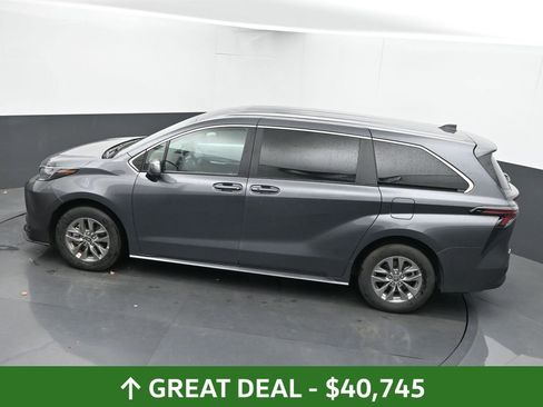 Used 2025 Toyota Sienna LE image 37