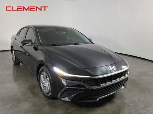 Used 2025 Hyundai Elantra SE FWD image 2
