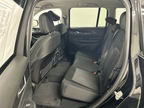 Used 2023 Jeep Grand Cherokee Laredo AWD/4WD image 19