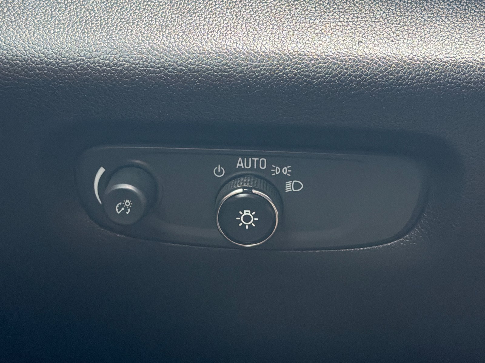 Used 2023 Chevrolet Traverse Premier FWD image 33