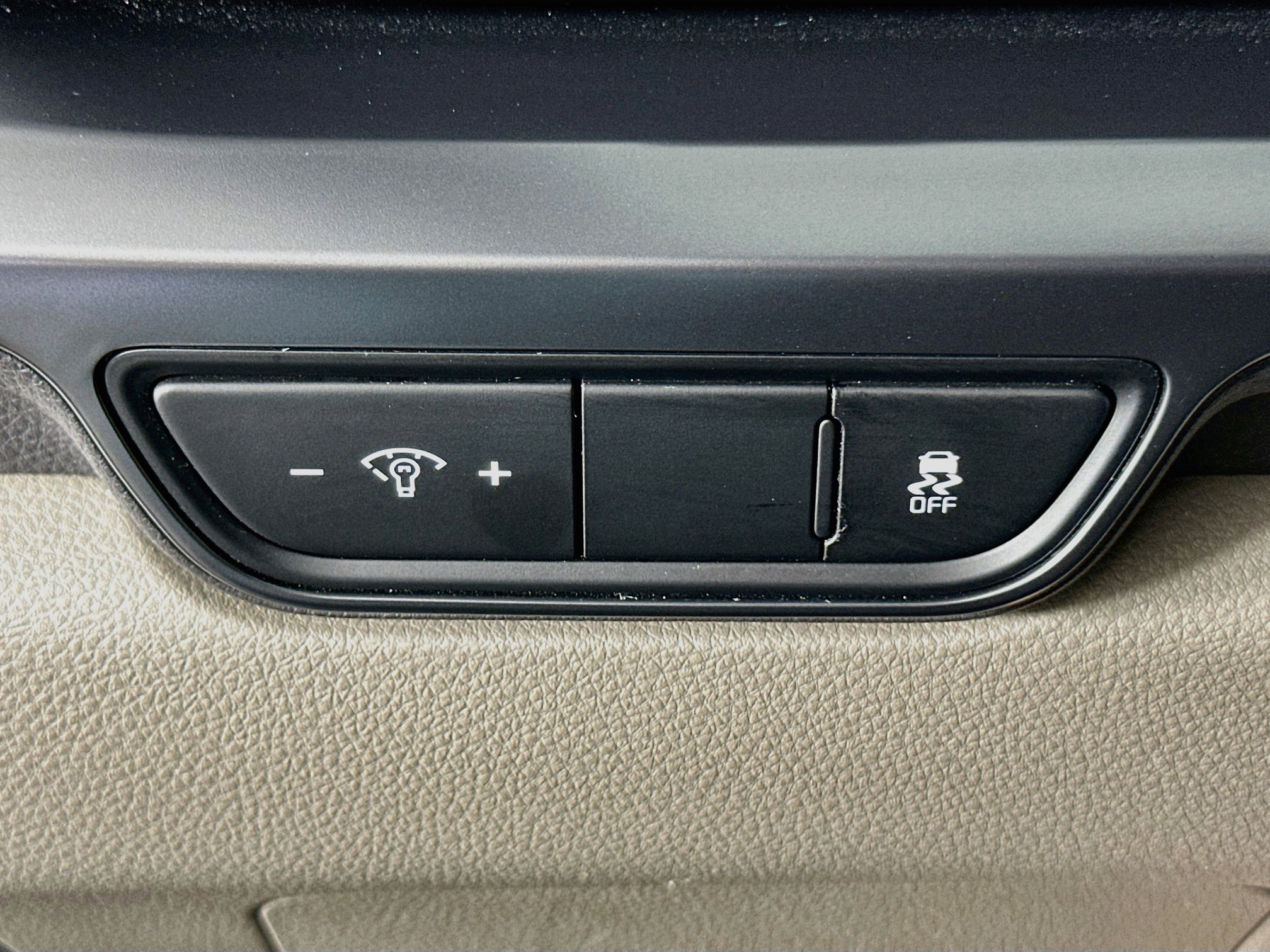 Used 2025 Kia Carnival FWD image 17