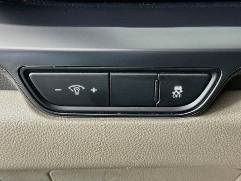Used 2025 Kia Carnival FWD image 17