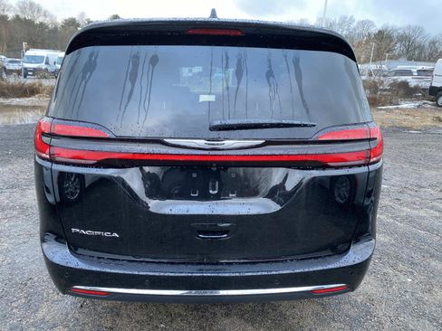 New 2026 Chrysler Pacifica Select image 4