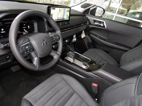 New 2025 Mitsubishi Outlander SE image 13