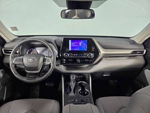 Used 2024 Toyota Highlander LE image 25