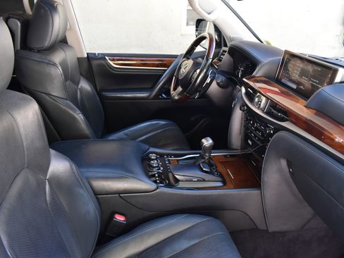 Used 2018 Lexus LX 570 4WD w/ Luxury Package image 21