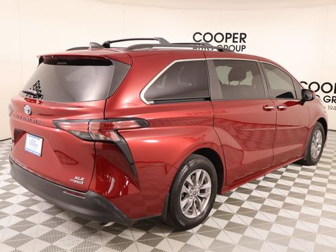 Used 2022 Toyota Sienna XLE FWD image 22