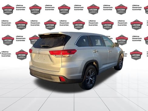 Used 2017 Toyota Highlander LE image 6